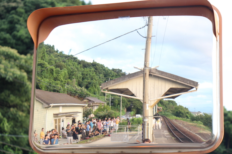 ミラー越しの下灘駅