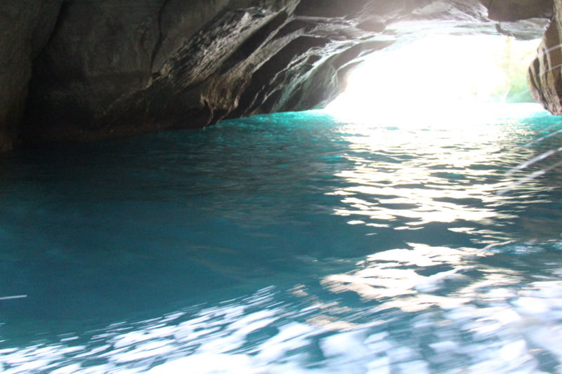 青く輝く洞窟内の水面