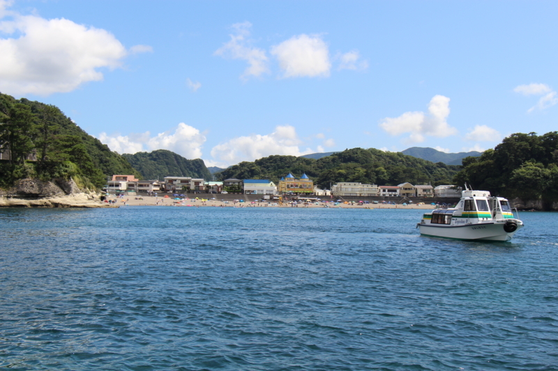 対岸の海水浴場