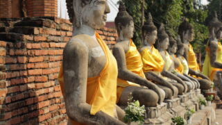 並ぶ仏坐像