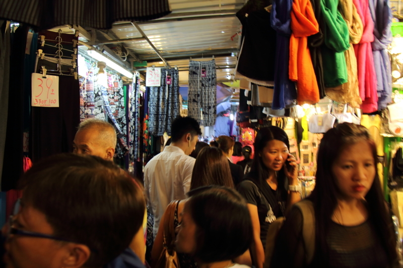 裏路地の服屋