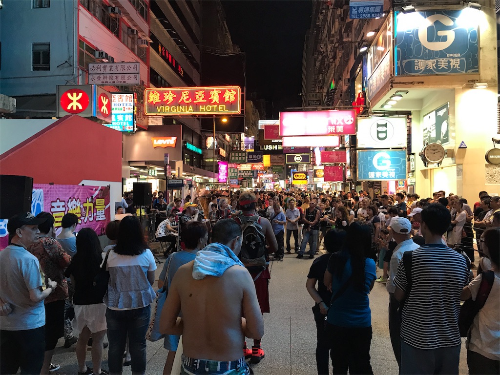 賑わう香港市内