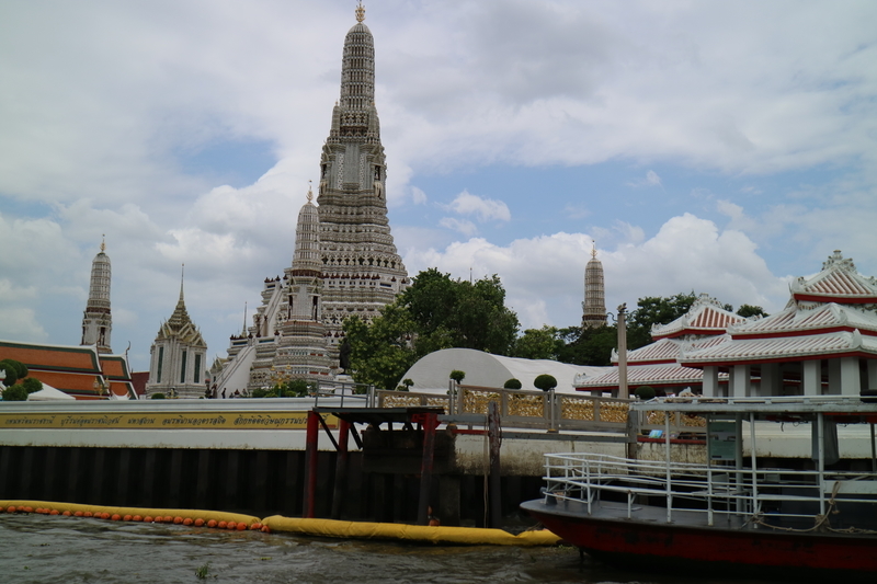 タイのバンコク観光 暁の寺ワットアルン