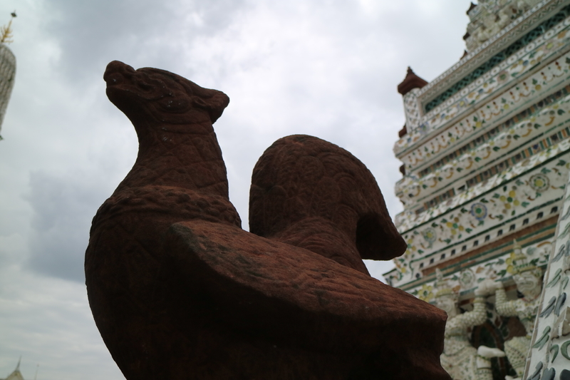 暁の寺ワットアルンの様子