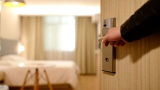 鍵を抜いたら電源が消える⁈ ホテル・旅館で外出時も電源が使えるようにする方法と代用アイテムの紹介