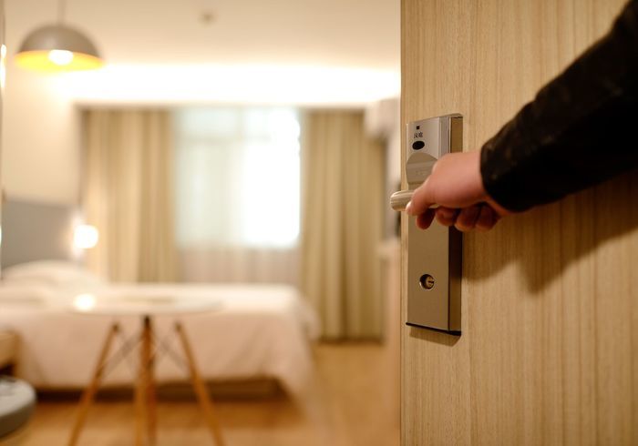 鍵を抜いたら電源が消える⁈ ホテル･旅館で外出時も電源が使えるようにする方法と代用アイテムの紹介