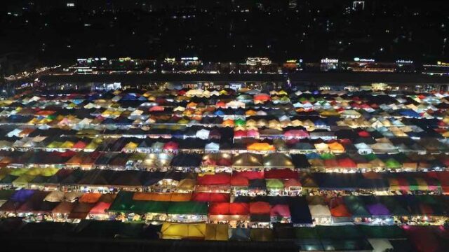 タイのバンコク ラチャダー鉄道市場宝石箱のような輝きを放つ夜市へ行ってみた