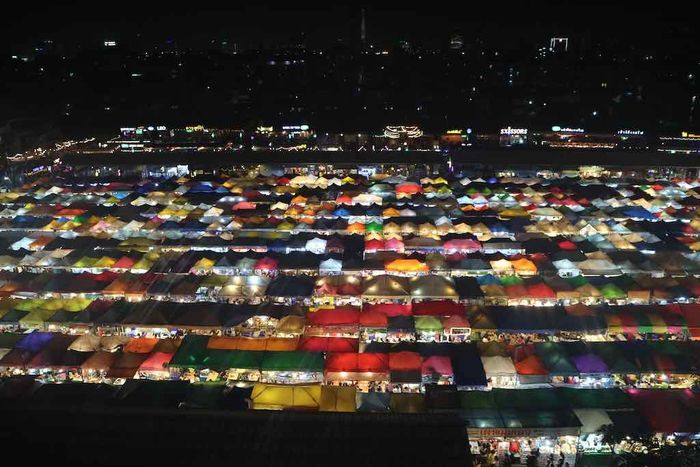 タイのバンコク ラチャダー鉄道市場宝石箱のような輝きを放つ夜市へ行ってみた