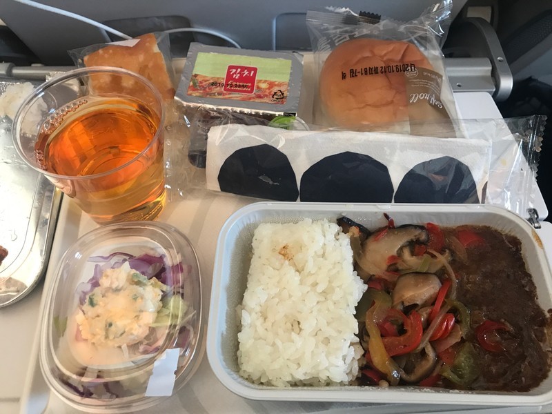 フィンエアーAY42での機内食サービスの様子