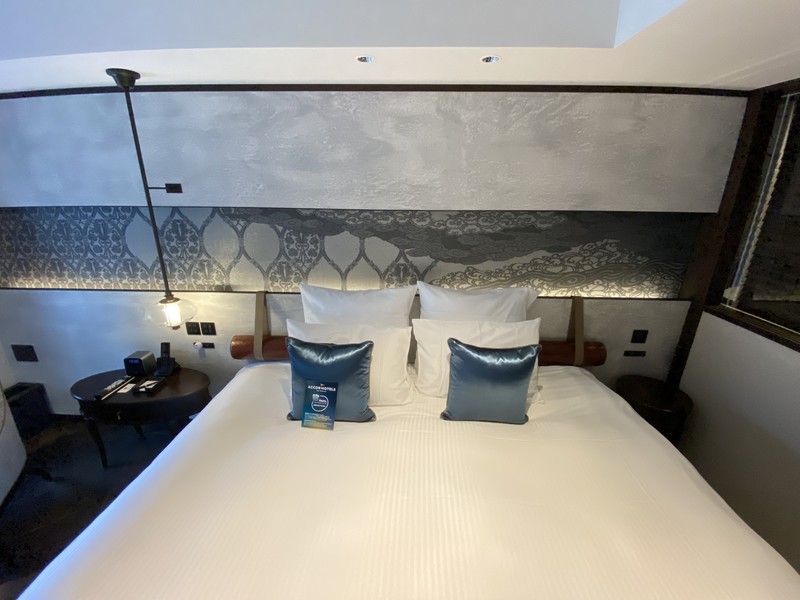 京都悠洛ホテルＭギャラリーのキングサイズのベッド