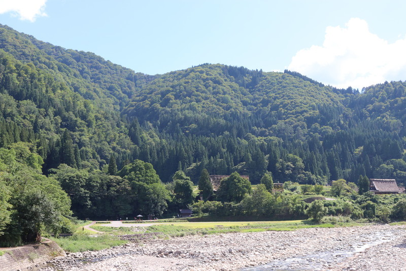 世界遺産「白川郷」をのんびり自然を見ながら歩いてみよう