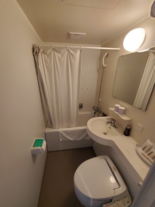 ホテルライジングサン宮古島のバスルーム・トイレ