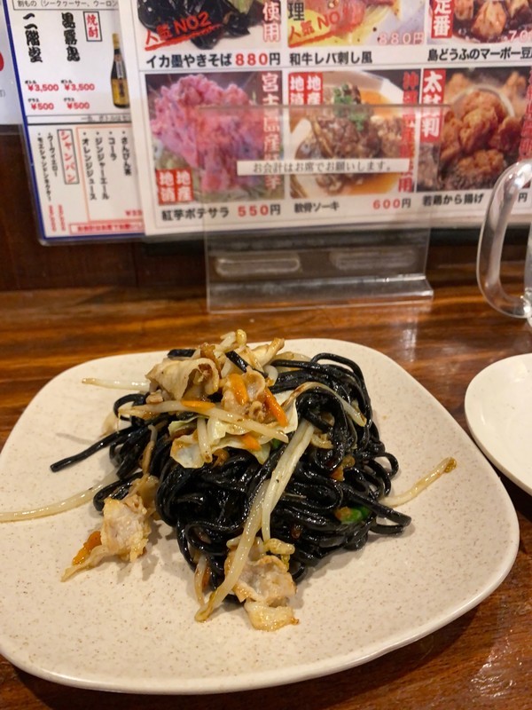 沖縄宮古島で行って欲しいおすすめの居酒屋「あかがーら」イカ墨焼きそば