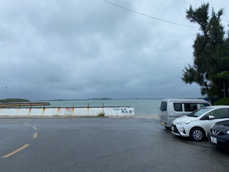 雪塩の工場直販場駐車場