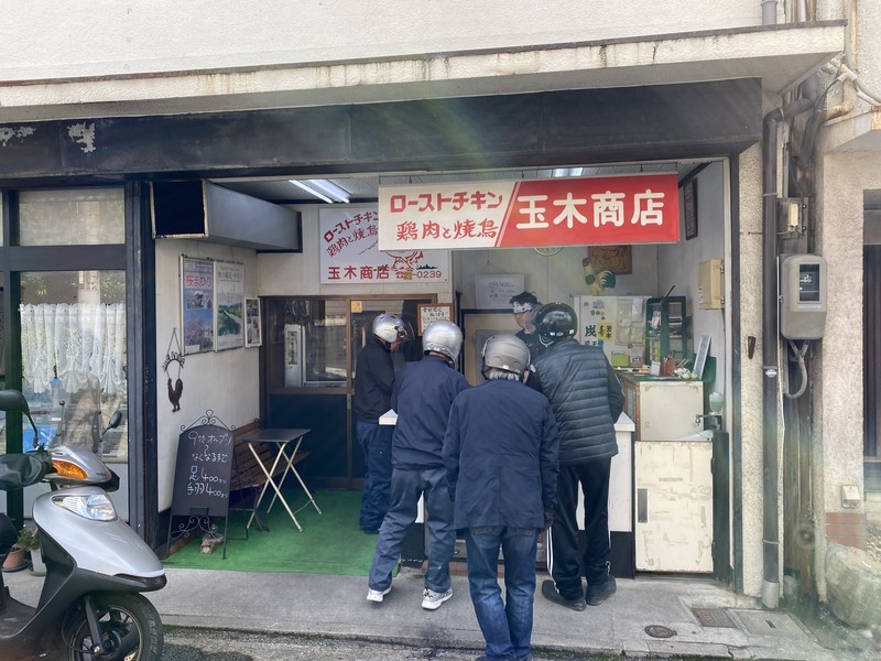 「しおまち商店街」にある「玉木商店」人気で売り切れになるローストチキン