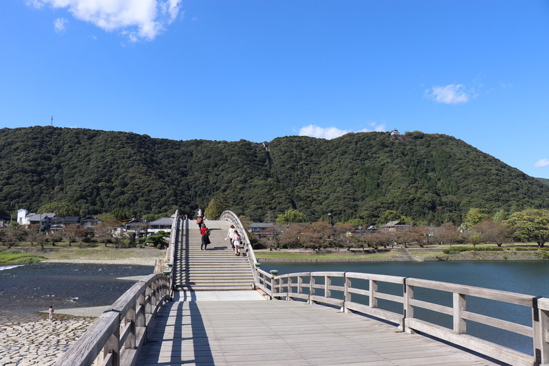 「錦帯橋」の橋の上に乗ると想像以上にでかいそして波打ってるのがわかる