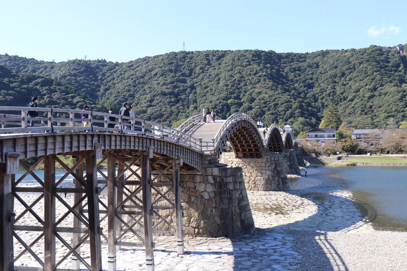 ③錦帯橋を川側の右斜めから錦帯橋を撮る