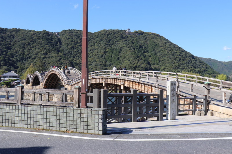 ②錦帯橋を川側の斜めから錦帯橋の石像を入れて撮る
