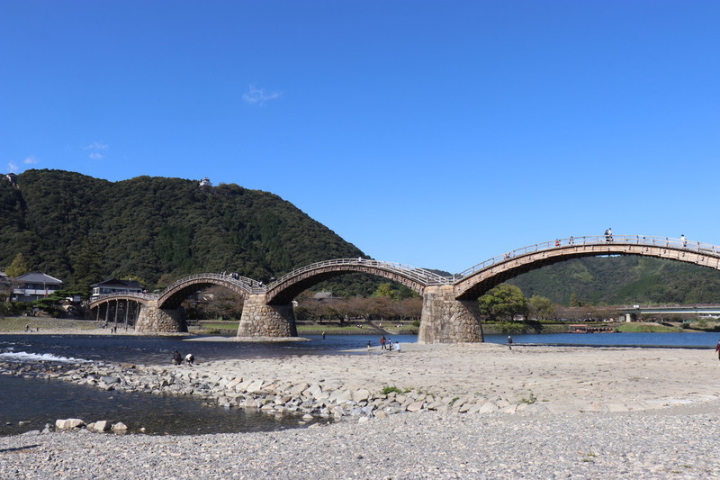 ①錦帯橋を川側の斜めから撮る