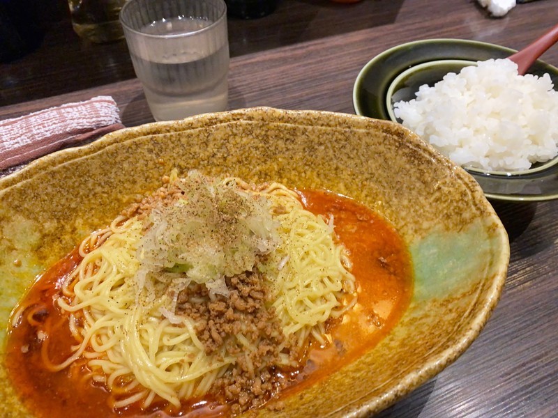 「中華そばくにまつ」名物の汁なし坦々麺とご対面