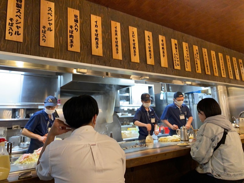  「みっちゃん総本店」八丁堀本店店内様子