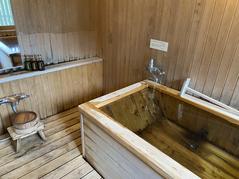 着物で彩られた全館畳敷きの宿　楽山やすだの檜温泉がある広縁付き和室 (和室)のバスルーム・トイレ