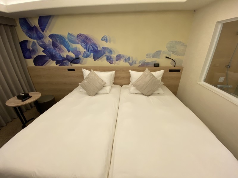ノボテル沖縄那覇のエグゼクティブツインのお部屋のベッドルーム