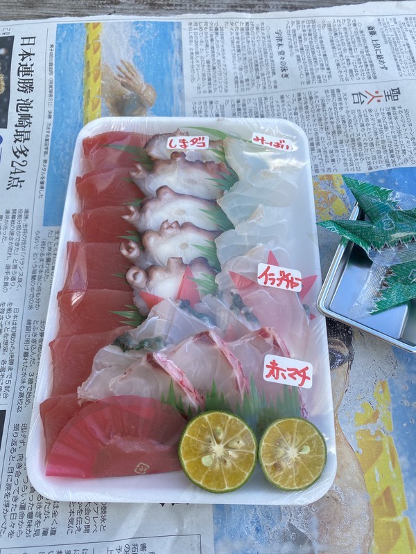 沖縄県南城市の奥武島は猫だけじゃない！美味しい天ぷらや魚も注目　いまいゆ市場刺身盛り