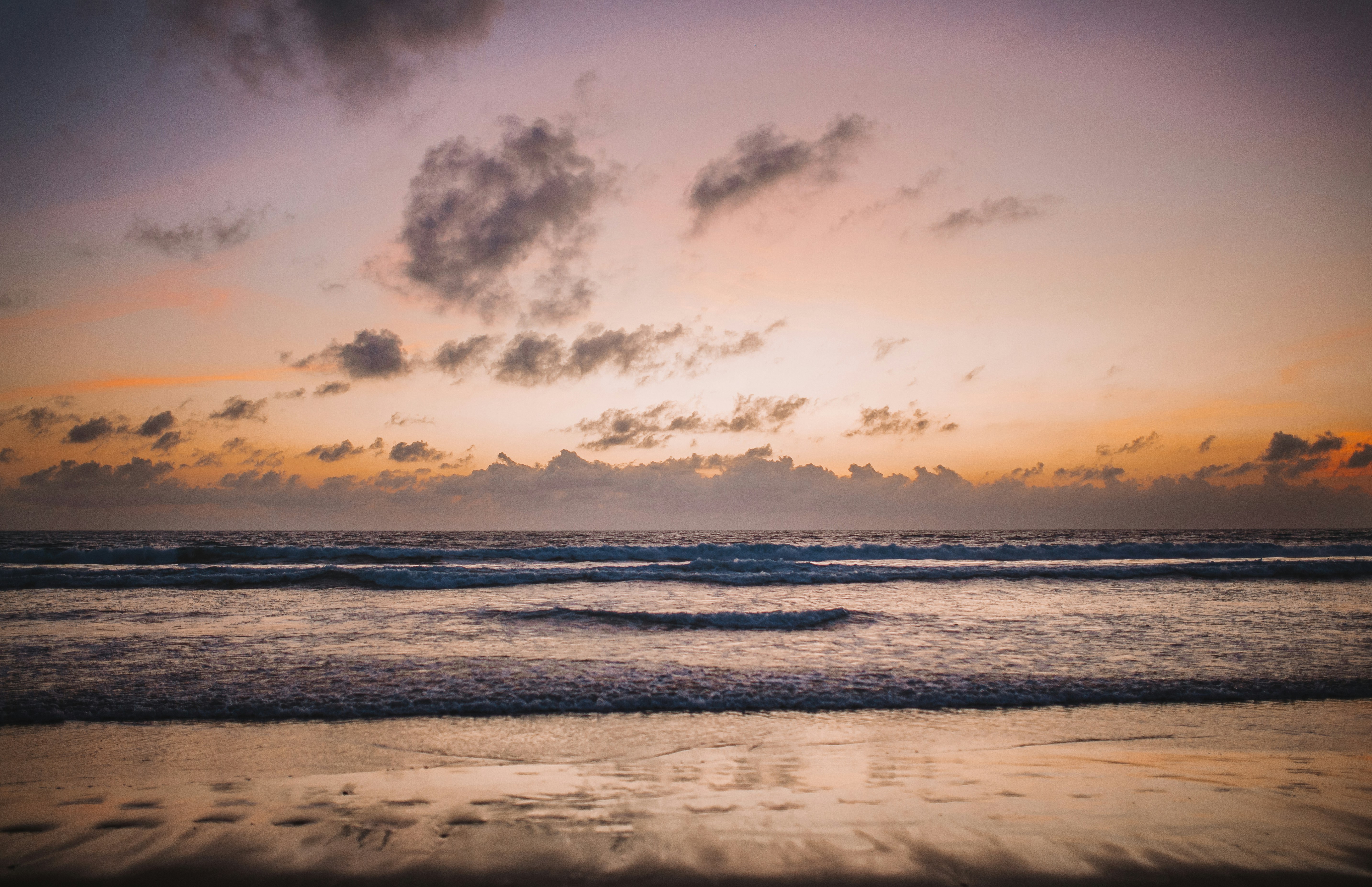 クタビーチのサンセットとサーフボード